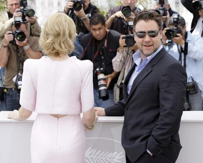 El actor Russell Crowe y la actriz Cate Blanchett, posan para los fotógrafos en el estreno de <i>Robin Hood</i> en Cannes.