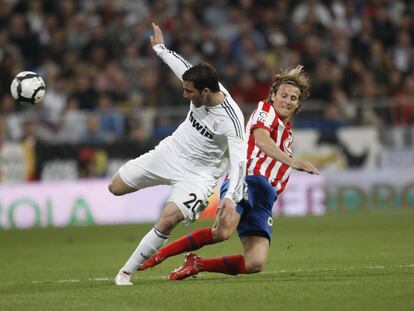 Forlán disputa la pelota a Hitguaín