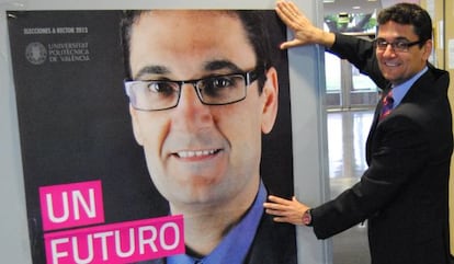 El candidato a rector de la Universidad Politécnica, Francisco Mora, pega el primer cartel de campaña.