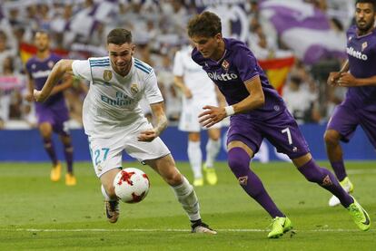 El defensa del Real Madrid Manu Hernando (i) lucha el balón con el noruego Rafik Zekhnini (d), delantero de la Fiorentina.