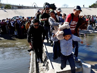 Parte da caravana de milhares de migrantes da América Central chega à fronteira dos EUA 