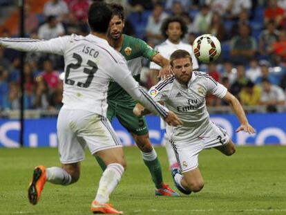 Isco e Illarramendi, con el jugador del Elche Cisma. 