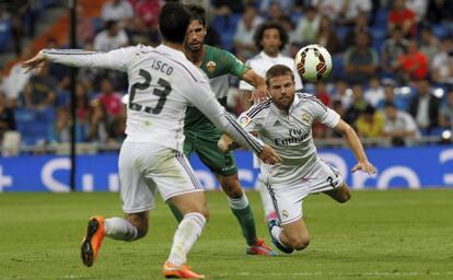 Isco e Illarramendi, con el jugador del Elche Cisma. 