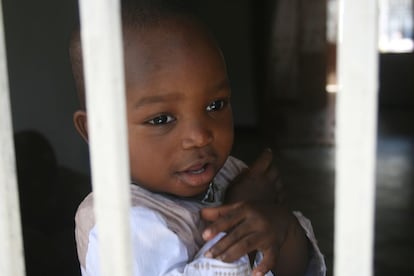 El pequeño Moustapha Ouezzin, el segundo en nacer con un peso de 2,4 kilogramos, en el interior de su casa.