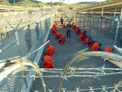 Fotografía del 11 de enero de 2002 difundida por la Marina estadounidense que muestra a los primeros 20 prisioneros de la Bahía de Guantánamo (Cuba) poco después de su llegada.