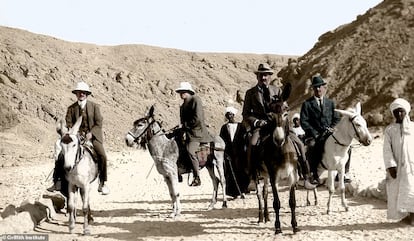 Howard Carter a lomos de su burro, camino de la tumba de Tutankamón, en una foto coloreada.