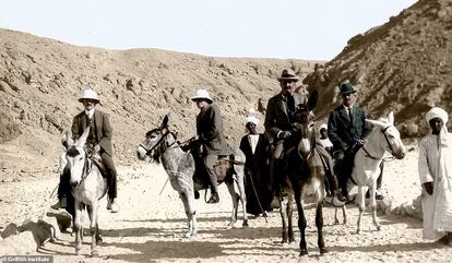 Howard Carter a lomos de su burro, camino de la tumba de Tutankamón, en una foto coloreada.