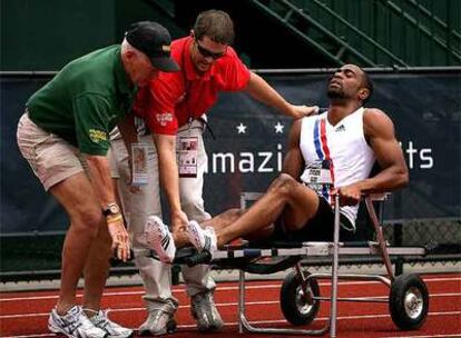 Tyson Gay, recogido por los asistentes tras su lesión