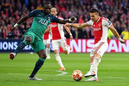Dusan Tadic (a la derecha), del Ajax, chuta el balón durante el partido de semifinales.