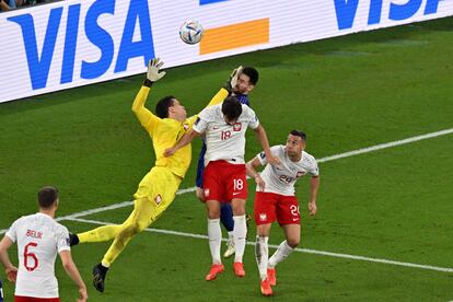 Lionel Messi (centro) golpeado por el portero polaco Wojciech Szczesny.