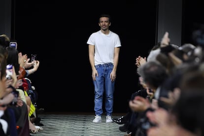 Julien Dossena saluda tras presentar la colección otoño-invierno 2019/2010 de Paco Rabanne.