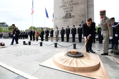 El nuevo presidente francés, Emmanuel Macron, prende la llama de la Tumba al Soldado Desconocido en el Arco del Triunfo después de la ceremonia en la que ha sido investido como presidente.