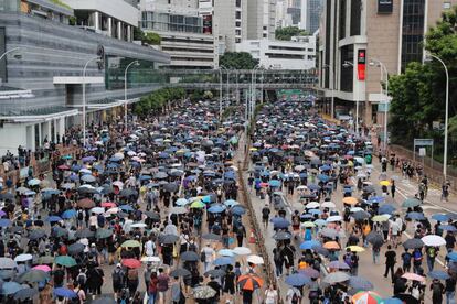 Manifestantes prodemocracia marchan este sábado por el centro de Hong Kong.