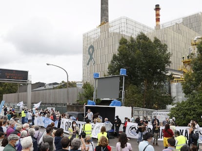 Miles de personas en una protesta ante la entrada de la empresa de celulosas Ence, en Pontevedra.