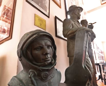 Estatuas de Yuri Gagarin y Compay Segundo en el bar Vista al Golfo.