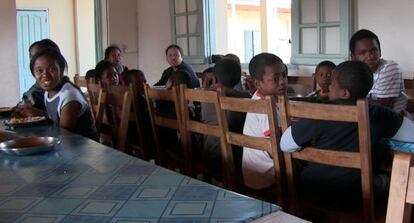 En la residencia del Buen Remedio viven 200 personas. Julián Cadenas, los alumnos y las cuidadoras comen en este salón.