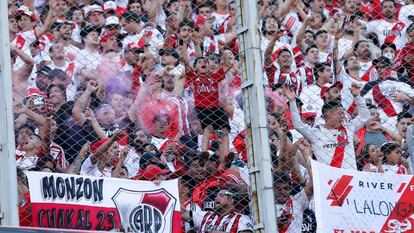 Aficionados de River alientan a su equipo en la final de la Copa Libertadores en el Estadio Monumental, que finalmente se suspendió.