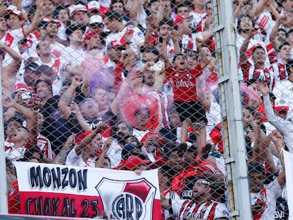 Aficionados de River alientan a su equipo en la final de la Copa Libertadores en el Estadio Monumental, que finalmente se suspendió.