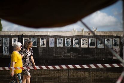 Retratos de desaparecidos junto a la fosa común 'Pico Reja', en el cementerio de San Fernando (Sevilla).