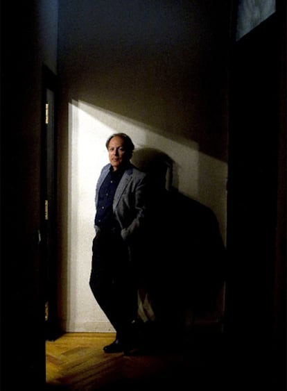 Javier Marías, fotografiado en su casa de Madrid.