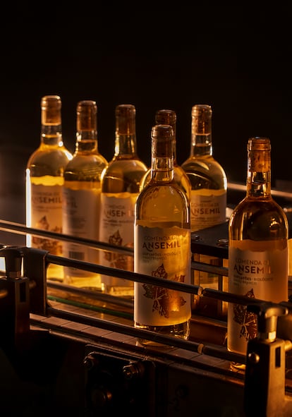 Botellas de Quinta da Comenda en la línea de embotellado.