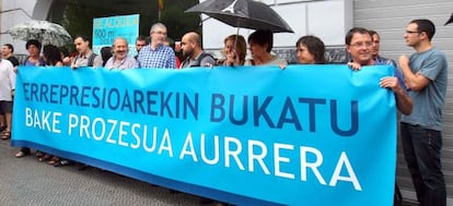 Agentes sociales, sindicales y políticos nacionalistas y de la izquierda abertzale se han concentrado frente al consulado francés de Bilbao.
