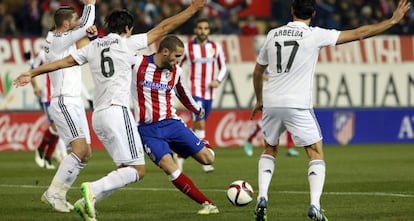 Mario Suárez durante el derbi copero de ida.