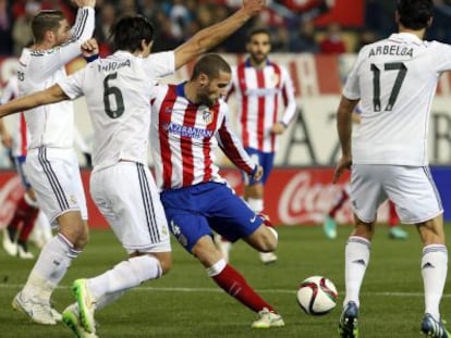 Mario Su&aacute;rez durante el derbi copero de ida.