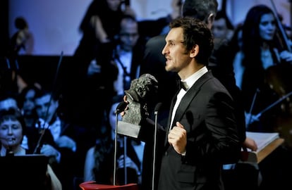 “Tarde para la ira”, debut en la dirección del también actor Raúl Arévalo, ha ganado el Goya a la mejor película en la 31 edición de los premios de la Academia de Cine, un premio que se suma a otros los tres conseguidos de los once a los que optaba. La película ha conseguido también los premios a Mejor Dirección Novel, Mejor Actor de Reparto y Mejor Guión Original. Protagonizada por Antonio de la Torre y Luis Callejo, “Tarde para la ira” es un turbio e intenso thriller sobre la violencia y el deseo de venganza que ha pasado por festivales internacionales como Venecia o Toronto.