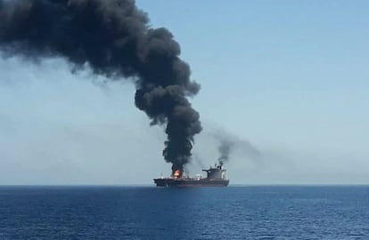 La web de información marítima Tradewindsnews afirma que un petrolero propiedad de la empresa noruega Frontline y otro de la singapureña Schulte han sido alcanzados por sendos torpedos frente a las costas de Fujaira, uno de los siete miembros de la Federación de Emiratos Árabes Unidos. “Las tripulaciones han abandonado [los petroleros] después de varias explosiones”, indica Tradewindsnews, que también asegura que el 'Kokuka Courageous' tiene un boquete por encima de la línea de flotación. En la imagen, el buque petrolero noruego 'Front Altair'.