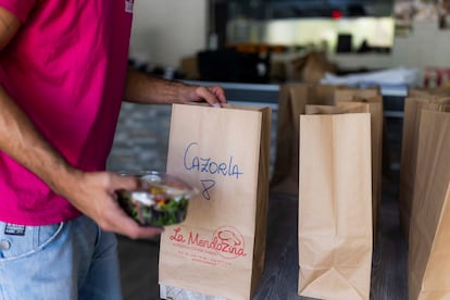 Nacho Garro prepara la bolsa de Santi Cazorla en un partido de pretemporada. 