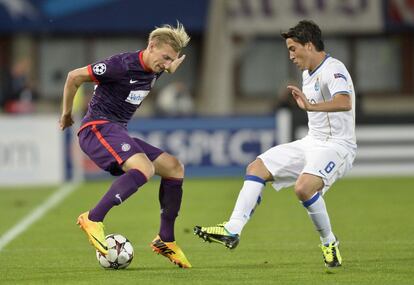 El jugador del Viena Daniel Royer regatea a Josue, del Oporto.