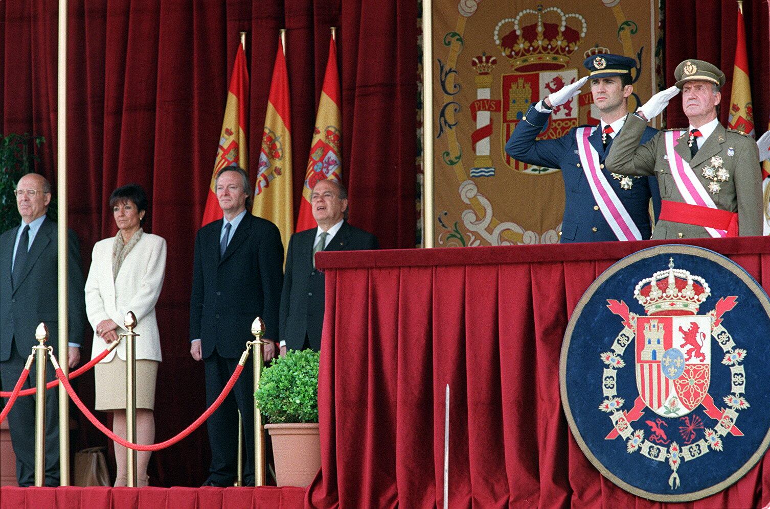 Desfile de las Fuerzas Armadas en Barcelona presidida por el rey Juan Carlos y el príncipe Felipe. A la izquierda, Joan Rigol, Julia García Valdecasas, Josep Piqué y Jordi Pujol.