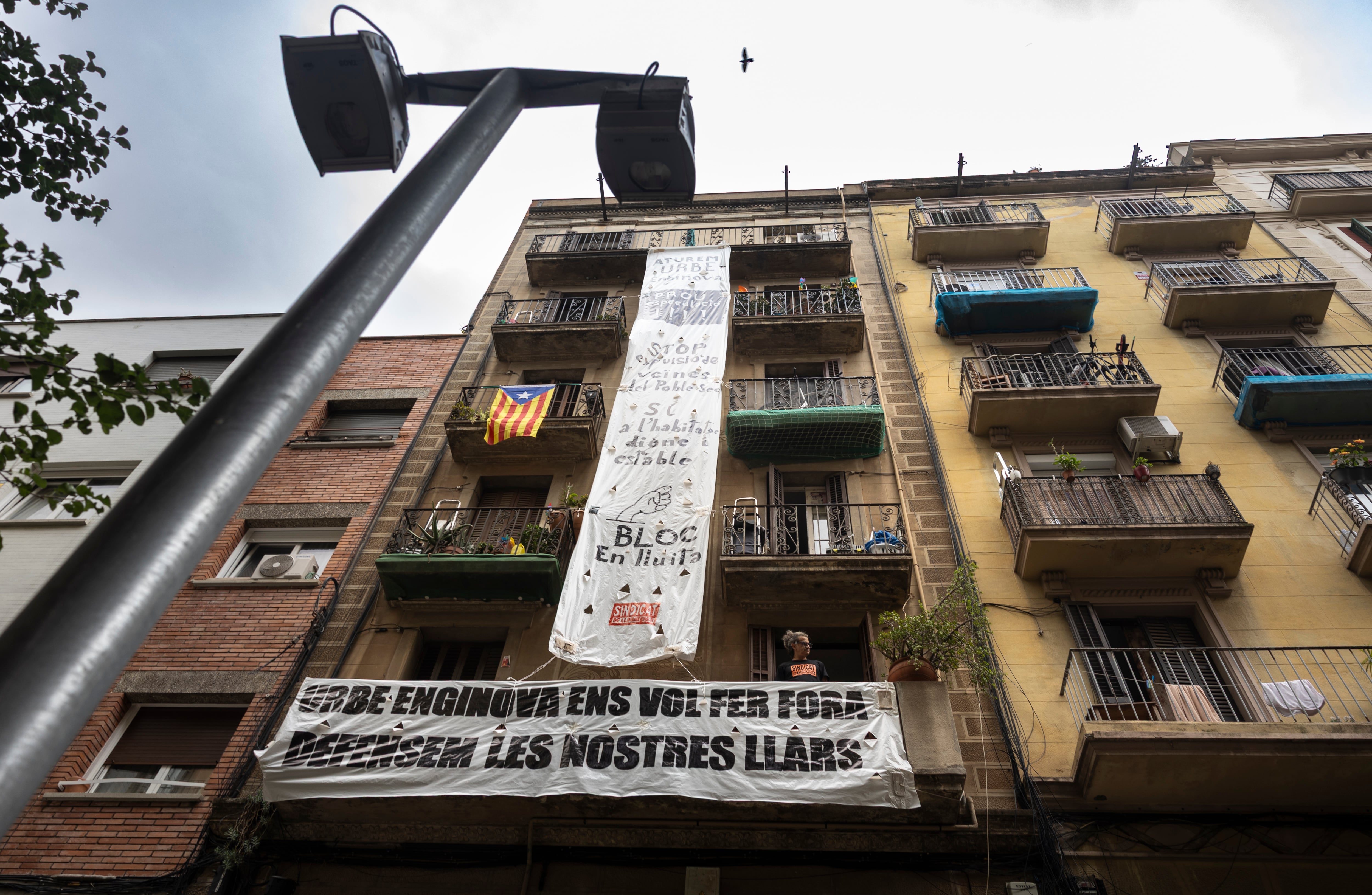 Edificio del barrio del Poble-sec de Barcelona cuyos vecinos denuncian que una empresa inversora ha comprado sus viviendas y quiere extinguir sus contratos de alquiler.