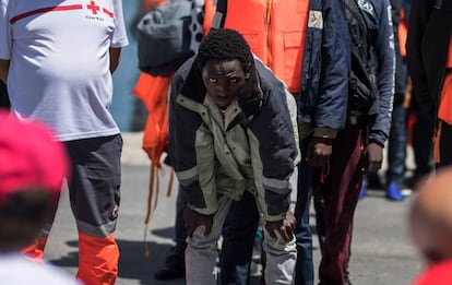Varios migrantes tras ser rescatados a 50 millas al sur de Motril (Granada), esta semana.