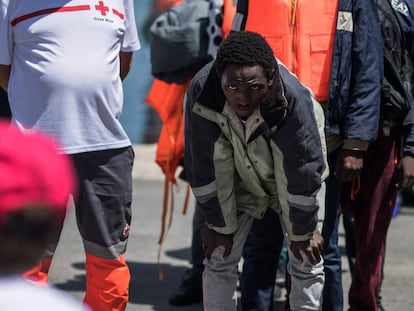 Varios migrantes tras ser rescatados a 50 millas al sur de Motril (Granada), esta semana.