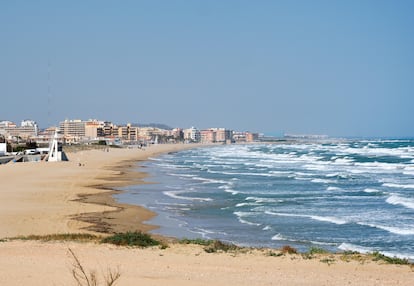 La Mata, Alicante. Aunque son menos habituales entre los surfistas, las aguas del Mediterráneo también ofrecen algunos lugares interesantes a lo largo de toda la costa oriental de la península. Más concretamente, este pueblo de Torrevieja es uno de los que guardan celosamente este tesoro; sus pequeñas olas harán que parezca sencillo esto de cabalgar, sobre todo cuando, a continuación, reposemos las emociones en las arenas doradas de sus playas.  