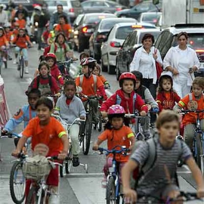 Algunos de los escolares que participaron ayer en la iniciativa de Pedalibre.