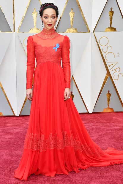 Ruth Negga, nominada a mejor actriz por su papel en Loving, apostó todo al rojo de Valentino con un vestido Alta Costura confeccionado específicamente para ella por Pierpaolo Piccioli. En su pecho, un lazo azul de ACLU, la unión por los derechos civiles americanos (American Civil Liberties Union).