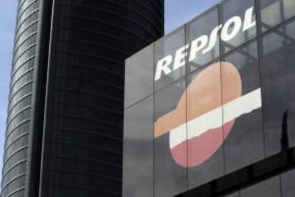 Vista del logotipo de la compañia petrolera Repsol, en su sede del Paseo de la Castellana en Madrid. EFE/Archivo