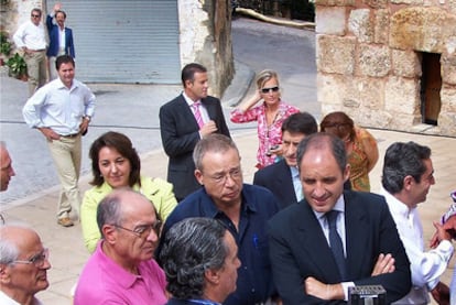 Javier Varela, en el centro, junto a Camps y otros cargos del PP, en Casa Altas, en septiembre de 2006. Al fondo, levantando la mano, Álvaro Pérez.