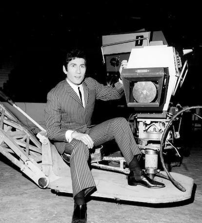 El cantante francés Georgie Dann posa junto a una cámara el 31 de enero de 1967, en Madrid.