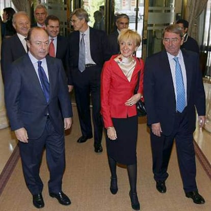 La vicepresidenta María Teresa Fernández de la Vega, junto al presidente de Telecinco, Alejandro Echevarría (derecha), y al consejero delegado de Sogecable, Javier Díez de Polanco, en la convención de Uteca.