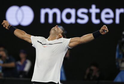 El español Rafael Nadal derrotó al búlgaro Grigor Dimitrov, en un épico encuentro por 6-3, 5-7, 7-6 (5) 6-7 (4) y 6-4, y se clasificó para disputar por cuarta vez la final del Abierto de Australia, donde se enfrentará contra el suizo Roger Federer, en busca de su 15º título de Grand Slam. En la imagen, Rafa Nadal celebra su pase a la final del Open de Australia.