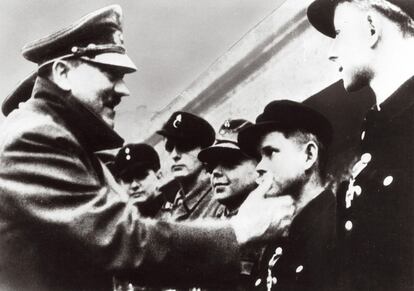 Hitler recibe en la cancillería del Reich a jóvenes de la organización que han combatido en la defensa de Berlín, el 19 de marzo de 1945. 