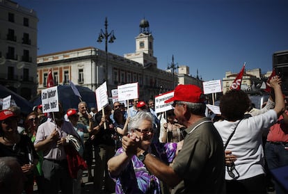 Jubilados protestan con bailes y música contra los recortes del Gobierno.