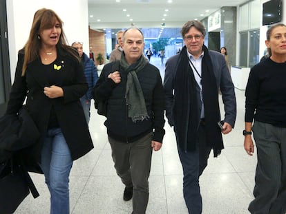 De izquierda a derecha, Laura Borràs, Jordi Turull, Carles Puigdemont y Míriam Nogueras, este miércoles en el Parlamento Europeo en Bruselas.