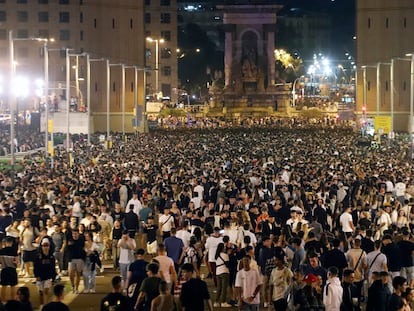 Macrobotellón en la avenida María Cristina en Barcelona en la segunda noche de fiestas de la Mercè.