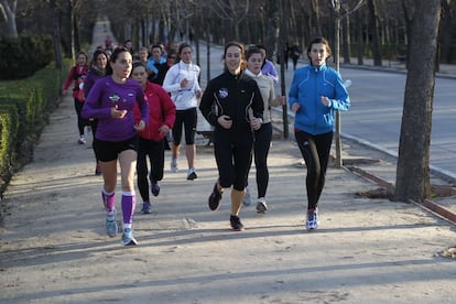 Amaya Sanfabio, hermana gemela de T&aacute;mara encabeza el segundo grupo de #mujeresquecorren en el parque de El Retiro de Madrid.