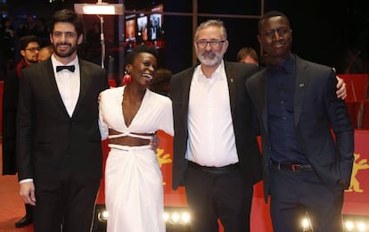 Desde la izquierda, los actores Julio Machado, Isabel Zuaa y Welket Bungue, con el director Marcelo Gomes (en el centro), en el estreno de gala en la Berlinale de 'Joaquim'.
